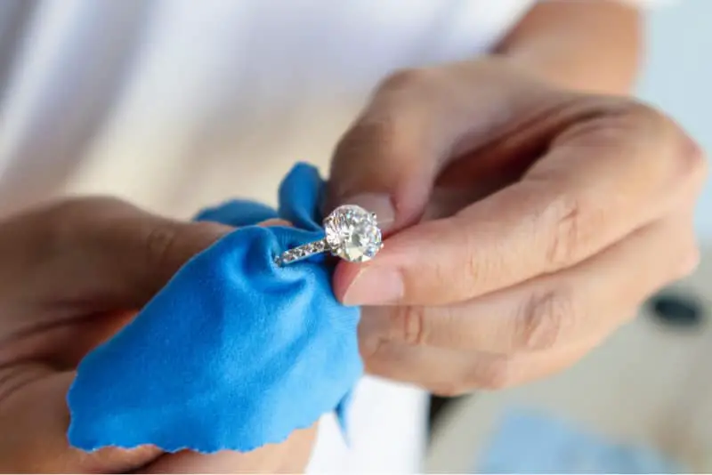 remove jewelry tarnish with foil and baking soda