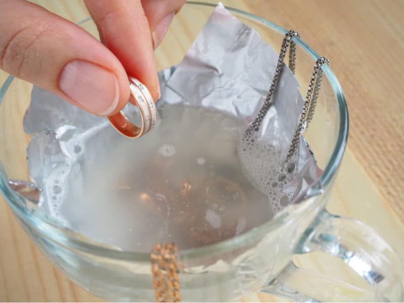 remove jewelry tarnish with foil and baking soda